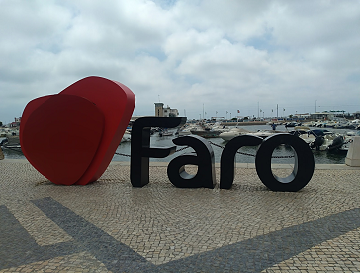 Monumento Love Faro nel porto della città di Faro in Portogallo